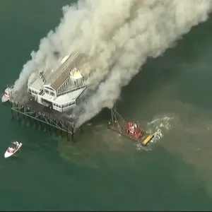 فيديو. 
            
    			حريق يأتي على رصيف أوشنسايد في سان دييغو