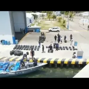 فيديو:البحرية الكولومبية تصادر 3 أطنان من الكوكايين في البحر الكاريبي