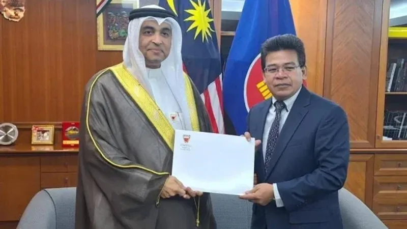 مدير المراسم بوزارة خارجية ماليزيا يتسلم نسخة من أوراق اعتماد سفيرنا لدى ماليزيا