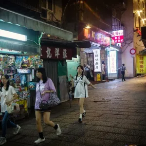 إقبال الصينيين على وجهات سفر أرخص يعكس ضعف ثقة المستهلكين