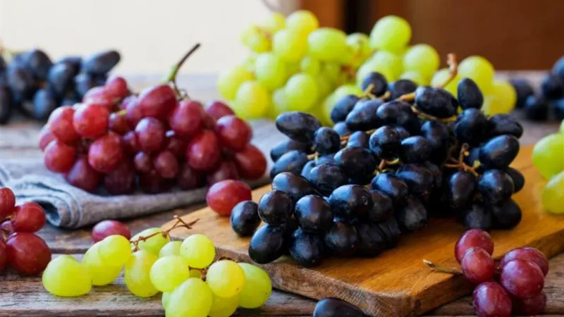 العنب الأحمر أم الأبيض- أيهما أكثر فائدة؟