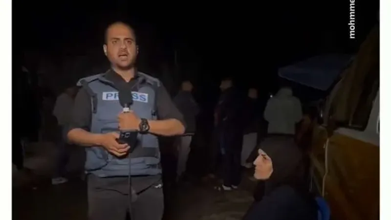 تجلس بجواره خلال البث المباشر.. والدة صحفي فلسطيني تخطف الأنظار
