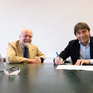 رسمياً.. أنطونيو كونتي مدرباً لنابولي حتى 2027