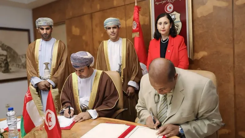 سلطنة عُمان وتونس توقّعان على اتفاقية الخدمات الجوية
