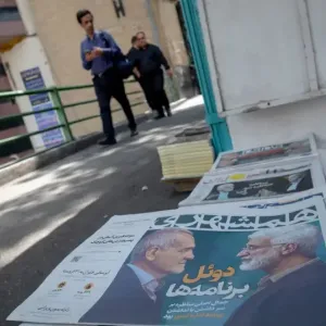 بين الإصلاحي والمحافظ كيف تختلف برامج المُرشحَيْن لرئاسة إيران؟