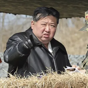 فيديو. ضمن احتفال رسمي ضخم.. زعيم كوريا الشمالية يدشن صورة تظهره إلى جانب والده وجدّه