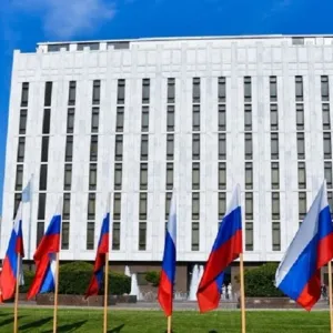 السفارة الروسية: واشنطن تستخدم شعارات معادية للروس لتبرير خططها لعسكرة الفضاء