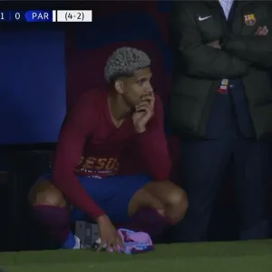 فيديو | رونالد أراوخو يتعرض للطرد في مباراة برشلونة وباريس سان جيرمان