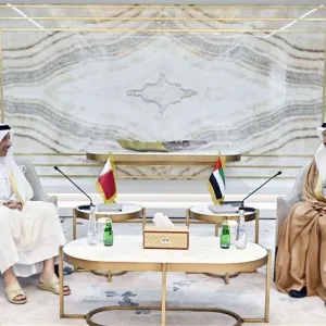 صقر غباش يبحث العلاقات الثنائية مع سفير قطر