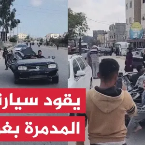 فلسطيني يقود سيارته رغم قصفها وتدميرها بشكل كبير في غزة