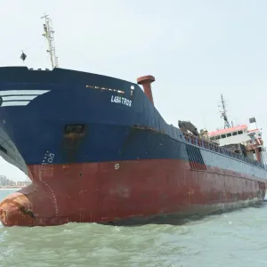 قناة السويس تعلن إنقاذ سفينة بضائع وطاقمها قبل عبورها القناة