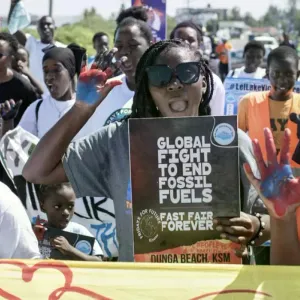 محتجون في كينيا يدعون لاتخاذ إجراءات بشأن تغير المناخ https://arabic.euronews.com/2024/04/19/kenya-climate-strike-protesters-march-against-fossil-fuel...