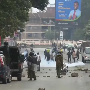 شاهد: تجدد الاحتجاجات في نيروبي والشرطة تفرق المتظاهرين بالغاز المسيل للدموع