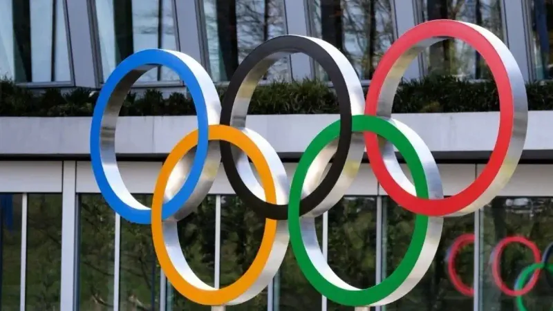الحلقات الأولمبية على برج إيفل في أولمبياد باريس