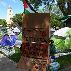 أمريكيون يحتلون مكتب رئيس جامعة ستانفورد ويهتفون: فلسطين ستتحرر