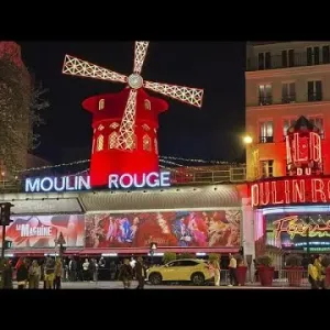 انهيار أشرعة الطاحونة الحمراء في باريس من فوق أشهر صالة عروض في العالم…