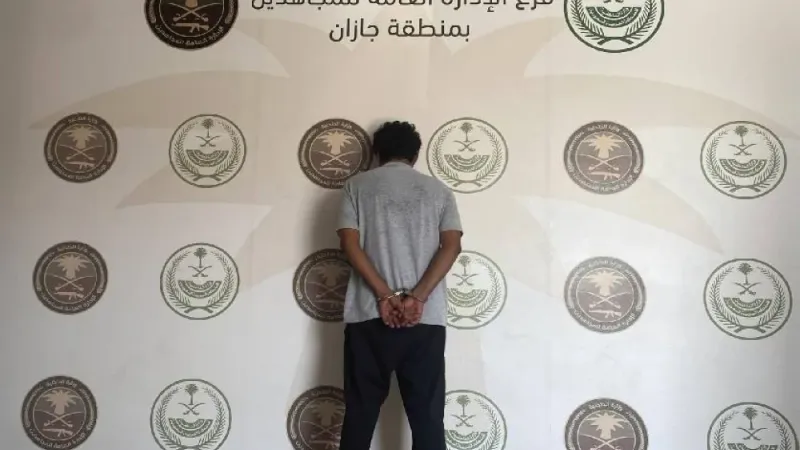 «دوريات المجاهدين» بجازان تقبض على مقيم لنقله 13 مخالفاً لنظام الحدود