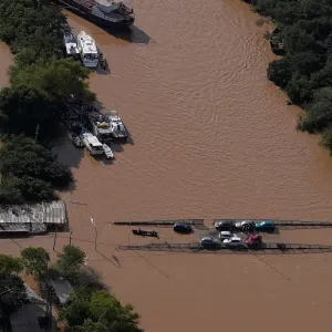 فيديو. 
            
    			فرق الإنقاذ تبحث عن المنكوبين جرّاء الفيضانات في البرازيل