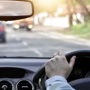 غرامة 3 آلاف درهم للسائقين بسبب «القيادة البطيئة» و«السب» على الطريق