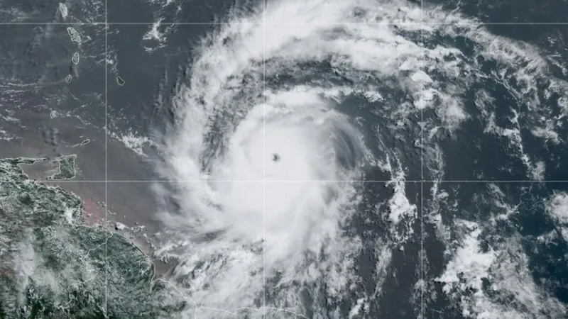 الإعصار بيريل يجتاح الكاريبي برياح عاتية