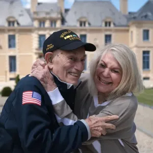 أمريكي بعمر الـ100 يتزوج من خطيبته البالغة 96 عاما