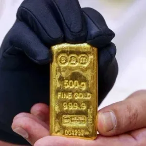 الذهب يحافظ على بريقه بانتظار بيانات جديدة تحدد مسار الفائدة