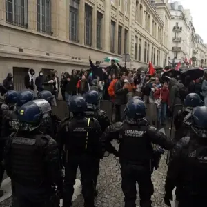 فيديو. توتر في معهد العلوم السياسية بباريس: الشرطة تخلي المبنى من المحتجين  https://arabic.euronews.com/video/2024/05/03/science-po-students-stage-pro...