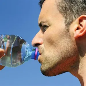 دراسة تحذر من شرب المياه المعبأة في عبوات بلاستيكية