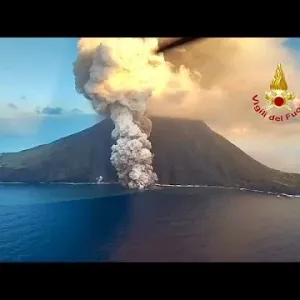 جزيرة سترومبولي الإيطالية ترفع حالة التأهب بعد ثوران بركانها