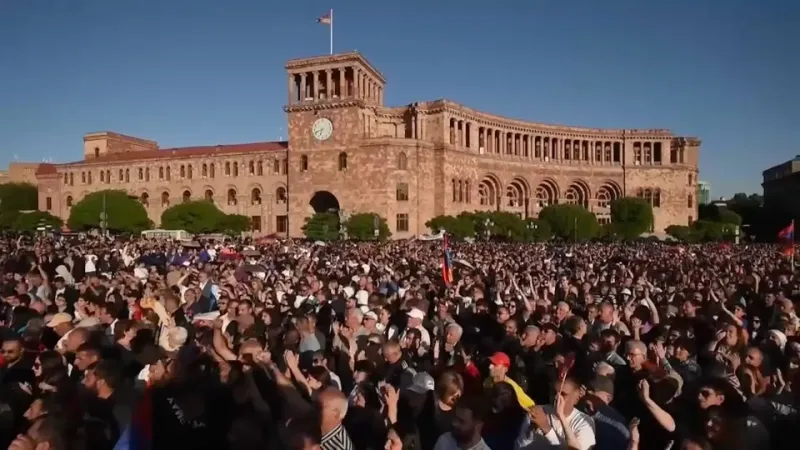 شاهد: مظاهرات غاضبة في أرمينيا تطالب رئيس الوزراء بالاستقالة على خلفية ترسيم الحدود مع أذربيجان
