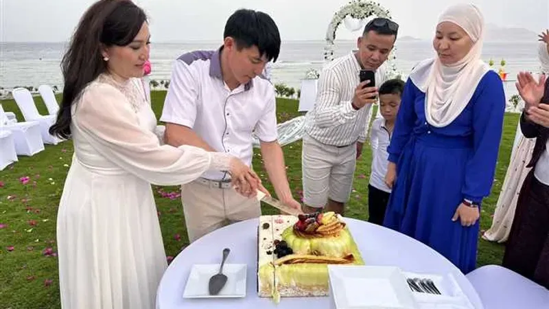 «الكوشة على البحر».. إقامة حفل زفاف كازاخستاني في منتجع شرم الشيخ