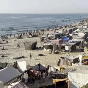 شاهد: نازحون ينصبون مزيداً من الخيام في مخيم ساحلي بدير البلح