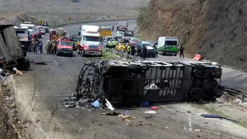مصرع 14 شخصا على الأقل في حادث انقلاب حافلة وسط المكسيك