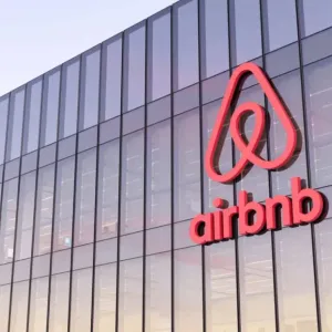 منصات الإيجار تزعج أسواق أوروبا .. تشريعات تصعب التأجير على منصة Airbnb