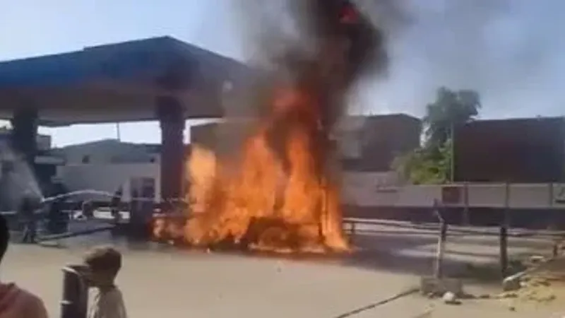 حريق بسيارة داخل محطة وقود فى كوم أمبو بأسوان والحماية المدنية تحاول السيطرة