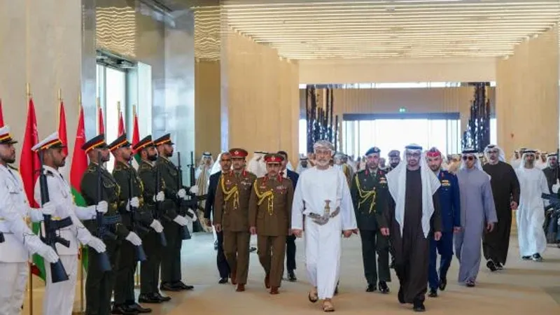 جلالة السلطان يعود إلى أرض الوطن قادما من الإمارات