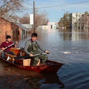 فيديو. ذوبان الثلوج المفاجئ يتسبب في أسوأ فيضانات منذ عقود.. والمياه تغمر 12 ألف منزل في روسيا