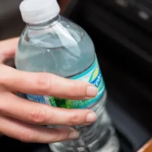 طبيب يحذر من شرب الماء في زجاجة بلاستيكية وخصوصا في الصيف