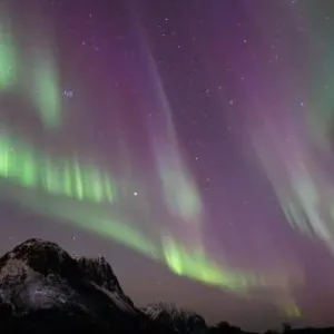 بالفيديو| عاصفة شمسية شديدة تضرب الأرض وتلوّن السماء بأضواء قطبية