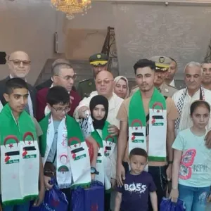 وزير المجاهدين يتقاسم فرحة العيد مع أطفال وجرحى فلسطينيين تم إجلاؤهم من غزة