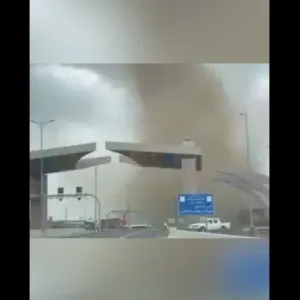 مشهد مهيب لإعصار قمعي يضرب مدينة سعودية.. «السماء تحولت للون الأسود»