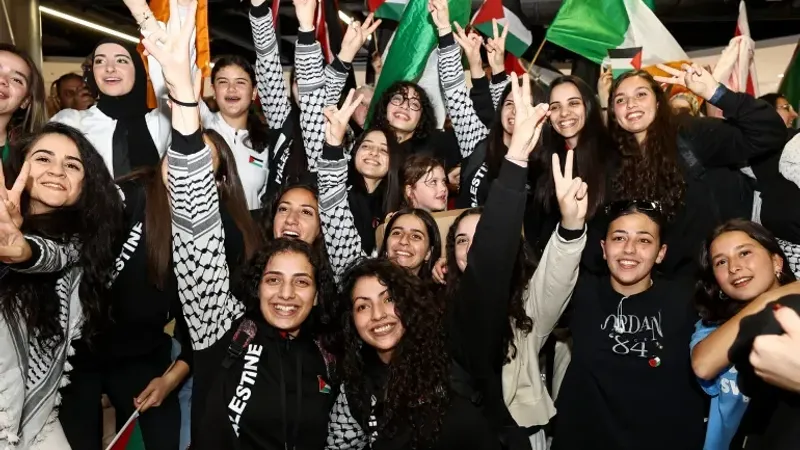 بالأعلام والكوفية.. استقبال تاريخي لمنتخب سيدات فلسطين في أيرلندا