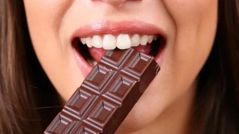 أطعمة تضر أسنانك أكثر من الحلوى.. نأكلها يوميا وتصيبك بـ«ثقوب» في فمك