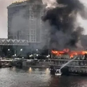 لانشات إطفاء لإخماد حريق مطعم أسماك شهير في نهر النيل بالعجوزة