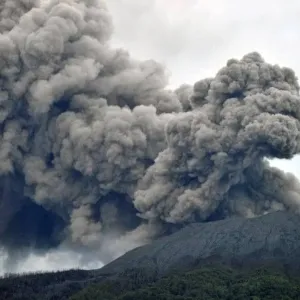 بركان جبل إيبو في إندونيسيا يثور... وتحذير من فيضانات وحمم