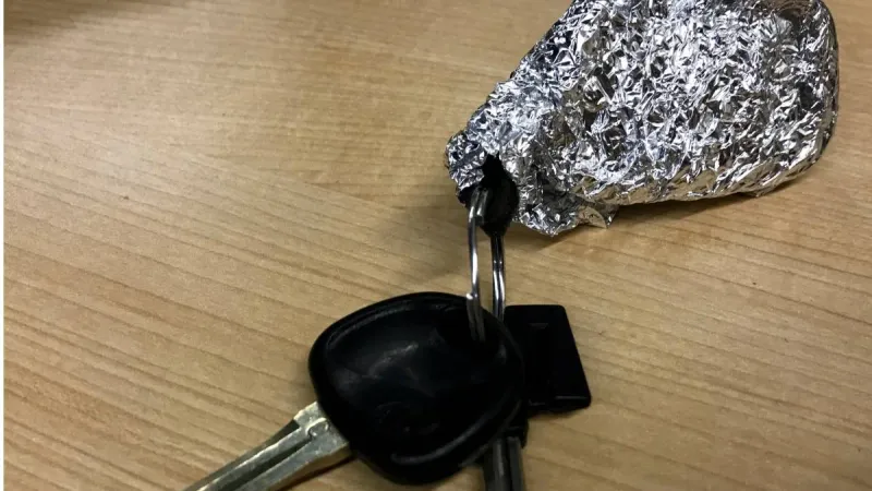 سائقون يضعون ورق الألمنيوم على مفاتيح السيارة.. لماذا يفعلونها؟
