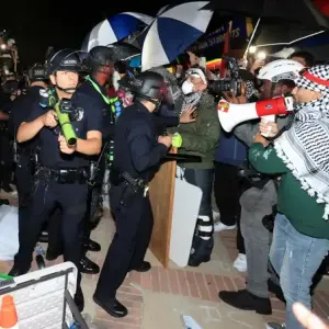 الشرطة تدخل جامعة كاليفورنيا تمهيدا لفض اعتصام مؤيد لفلسطين