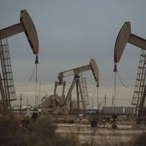 أسعار النفط ترتفع بسبب العقوبات والهجمات الروسية