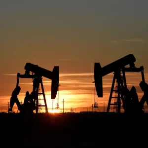أسعار النفط تستقر وسط هدوء التوترات الجيوسياسية وارتفاع المخزونات