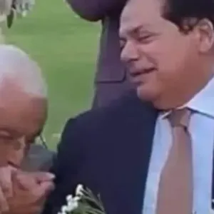 قبَّل يد رجل أعمال.. أحد أشهر أطباء مصر يثير الجدل بفيديو